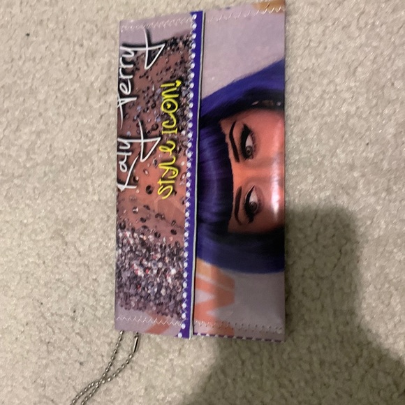 Katy Perry wallet fits money artistic made out of magazine - Picture 1 of 4